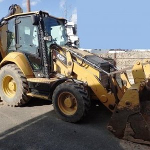 foto CAT 432 backhoe loader with plates