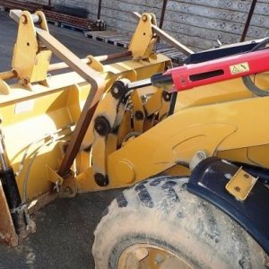 foto CAT 432 backhoe loader with plates