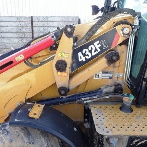 foto CAT 432 backhoe loader with plates