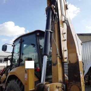 foto CAT 432 backhoe loader with plates