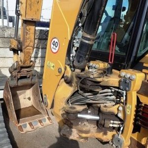 foto CAT 432 backhoe loader with plates