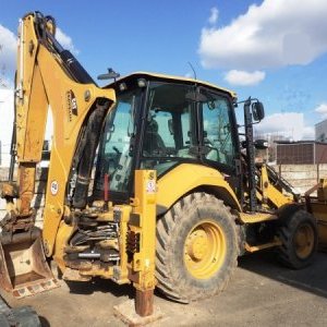 foto CAT 432 backhoe loader with plates