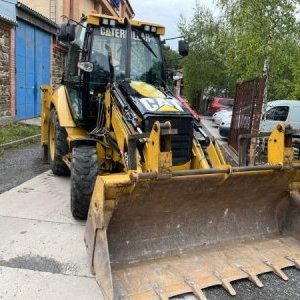 foto CAT 428E backhoe (plates)